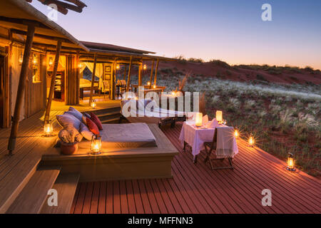 Dîner romantique sur le pont salon de mountain view suite. Dunes lodge. Wolwedans NamibRand Nature Reserve. Parution de la propriété de la namibie Banque D'Images