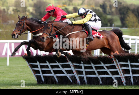 Prochaine destination monté par Paul Townend (à droite) saute la dernière avant de gagner l'Irish Daily Mirror Novice Hurdle devant Kilbricken Storm monté par Harry Cobden pendant deux jours de la fête à Punchestown 2018 Punchestown Racecourse, comté de Kildare. Banque D'Images