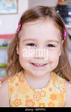Portrait de trois ans blonde jolie fille visage, avec, à la robe jaune et souriant Banque D'Images