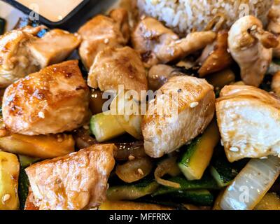 Hibachi sauté de légumes et poulet Banque D'Images