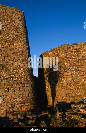 Ruines du Grand Zimbabwe Silhoutte of mountain range at Sunset un aloès sur les murs du Grand Zimbabwe, Afrique du sud de l'enceinte Banque D'Images