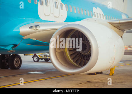 Vue rapprochée de l'avion à turbine moteur tout en étant la préparation prêt à décoller à l'aéroport Ben Gourion sur le lever du soleil. Banque D'Images