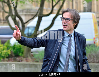 ITV News' Robert Peston sur College Green, Westminster. Londres, Royaume-Uni. 16 avril 2018. Banque D'Images