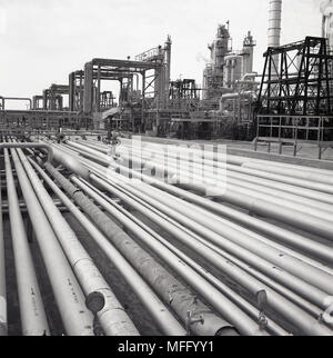 Années 1960, historiques, l'Arabie saoudite, vue extérieure d'une raffinerie de pétrole et les pipelines. Banque D'Images