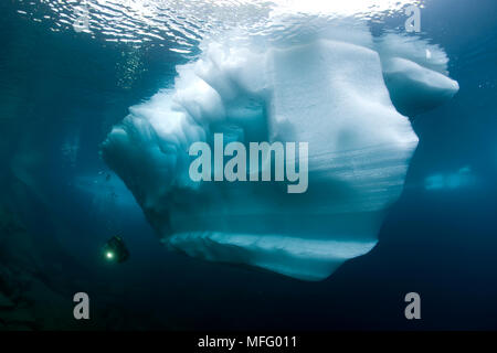 Scuba Diver avec iceberg, Lake Sassolo, Sambuco valley, Tessin, Suisse Banque D'Images