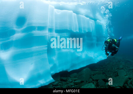 En regardant un plongeur autonome de la formation de glace, le lac Sassolo, Sambuco valley, Tessin, Suisse Banque D'Images