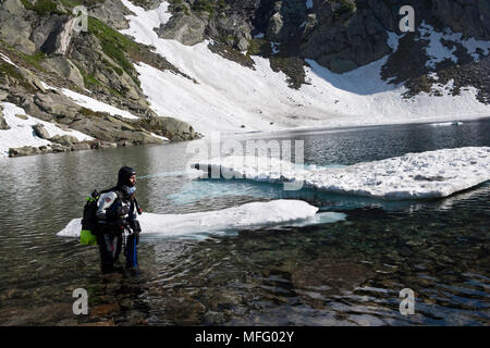 Scuba Diver, Sabrina se préparer pour une plongée dans le lac Sassolo, Sambuco valley, Tessin, Suisse Banque D'Images