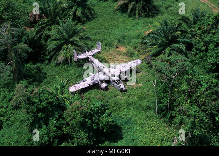 Épave de l'avion dans la jungle près de Talasea, Walindi, West New Britain, Papouasie-Nouvelle-Guinée, l'Océan Pacifique Banque D'Images