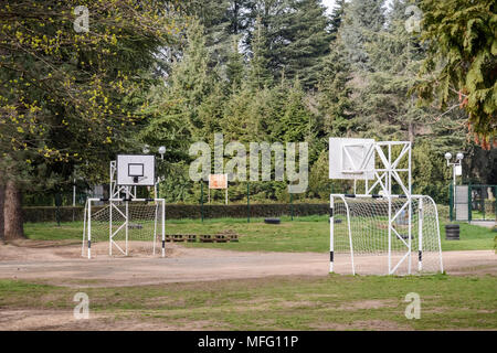 Aire de jeux pour enfants dans une école, le handball et le basket net net , entourée de gazon Banque D'Images