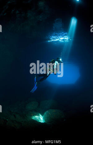Scuba Diver silhouette dans la Grotte Verte, l'île de Vis, Croatie, Mer Adriatique, Mer Méditerranée Banque D'Images