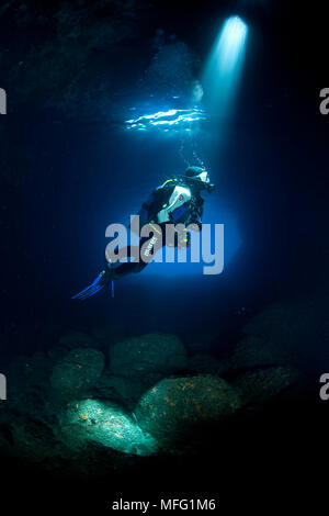 Scuba Diver silhouette dans la Grotte Verte, l'île de Vis, Croatie, Mer Adriatique, Mer Méditerranée Banque D'Images