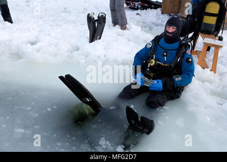 Plongée sous marine à l'entrée triangulaire scié maina (trou) avec glace fondue prêt à faire de la plongée sous les glaces du cercle arctique, centre de plongée, mer Blanche, Karelia Banque D'Images