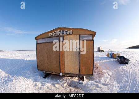 La principale chalet en bois sur des traîneaux offrent un abri et de point de rencontre pour le déjeuner, cercle arctique, centre de plongée, mer Blanche, la Carélie, dans le nord de la Russie Banque D'Images