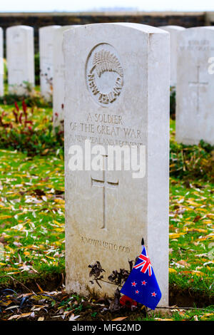 Une tombe d'un soldat néo-zélandais de la Grande Guerre à Messine Ridge. Banque D'Images