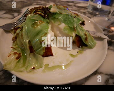 Burrata et chou Hispi avec huile d'aneth à Ellory restaurant, London, UK. Banque D'Images