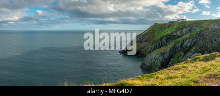 Vue imprenable sur la mer du haut des falaises, Howth Head, près de Dublin.Rochers arrêter les vagues déferlantes, plage de sable fin, des collines et le bleu de la mer ouverte Banque D'Images