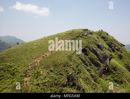 Les touristes en randonnée sur peu d'Adam's Peak, Ella, le district de Badulla, Province d'Uva, au Sri Lanka, en Asie. Banque D'Images