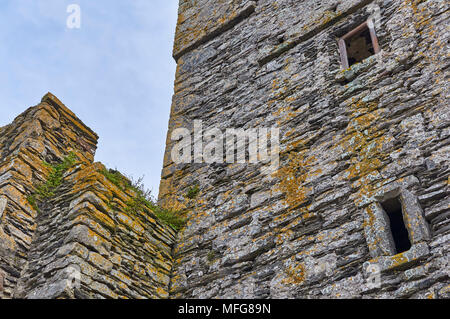 En gros plan des murs de pierre de Slade château sur la péninsule de Hook, dans le comté de Wexford, Irlande du Sud. Banque D'Images