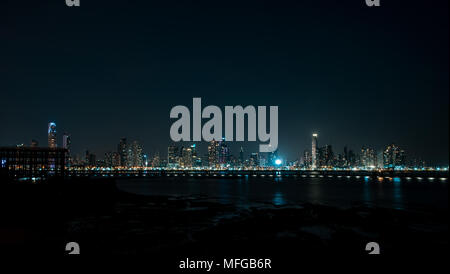 Panama city skyline at night - quartier des affaires du centre-ville, des bâtiments gratte-ciel dans la nuit - Banque D'Images