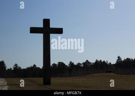 Stockholm / Suède - 14 Fevrier 2018 : l'énorme croix de granit, au patrimoine mondial de l'UNESCO Le cimetière Woodland - Skogskyrkogården. Banque D'Images