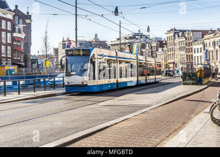 Sur le tramway Nieuwezijds Voorburgwal en direction de Sloterdijk, Amsterdam, Pays-Bas, Europe. Banque D'Images