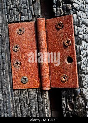 Charnière de porte de bâtiment abandonnée brûlée située dans la vieille ville de Spring TX Banque D'Images