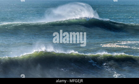 La construction de grandes vagues au large de la côte de Newquay en Cornouailles. Banque D'Images