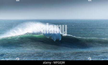 Une grande vague de construction de Fistral Newquay en Cornouailles. Banque D'Images