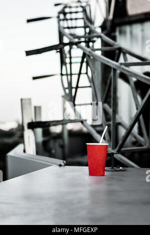 Papier rouge sur le toit de verre près de structures métalliques Banque D'Images