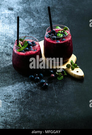 Jus de bleuets frais pressé sur la table. Une boisson d'été dans deux verres. Banque D'Images