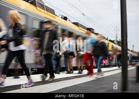 L'heure de pointe du matin à la gare avec de nombreux élèves adolescents de se dépêcher pour prendre le train pour aller à l'école. Trouble de l'anonymat. Banque D'Images