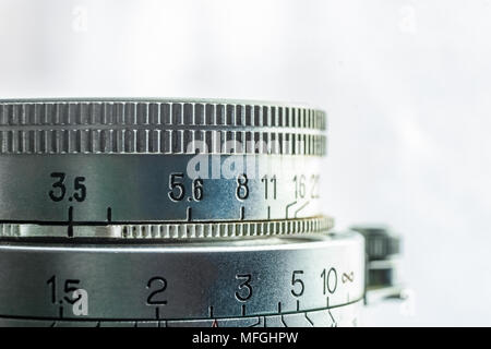 Touche Haut de gros plan un vieux millésime de camera avec les valeurs d'aperture, gravé isolé sur un fond blanc avec l'exemplaire de l'espace. La photographie et c Banque D'Images