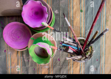 Pièces d'argile et de verre utilisé avec des brosses. Atelier de céramique pour les enfants concept Banque D'Images