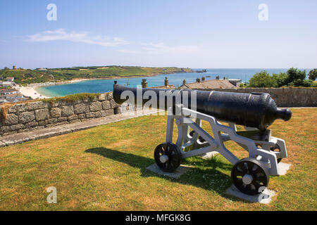 Donnant sur Porthcressa Cannon sur la pelouse devant la maison de Hugh, Hugh Town, Îles Scilly, UK Banque D'Images