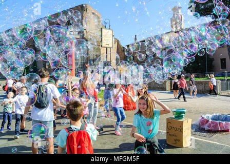 La rue, un musicien ambulant soufflant des bulles de savon géantes avec des boucles , Rome, Italie Banque D'Images