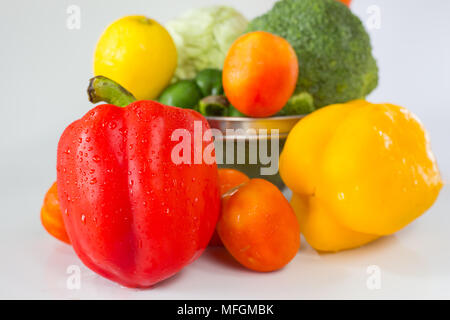 Paprika rouge avec un autre légume frais sur fond blanc Banque D'Images