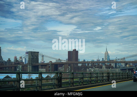 Une vue de Manhattan et le pont de Brooklyn, aux Etats-Unis. À partir d'une série de photos de voyage aux États-Unis. Date de la photo : Mercredi 4 Avril Banque D'Images