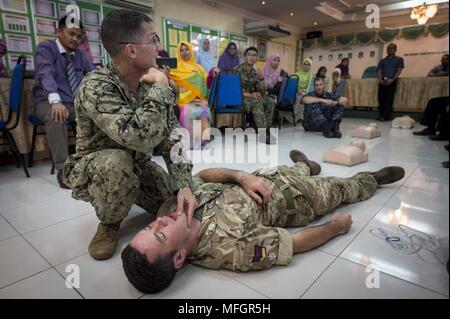 180424-N-MW694-0153 TAWAU (Malaisie) (24 avril 2018) Le Cmdr. Christopher Jack et Royal Army Medical Corps Cpl. Darren Phillips, attribué à Pacific Partnership 2018 (PP18), faire preuve de répondant à un blessé lors d'une formation en premiers soins de base tenue à SMK Balung secondary school, 24 avril, 24 avril, 2018. PP18's mission est de travailler ensemble avec l'hôte et les pays partenaires à améliorer l'interopérabilité régionale et de capacités de réaction aux catastrophes, d'accroître la stabilité et la sécurité dans la région, et de favoriser de nouvelles amitiés et durable dans toute la région Indo-Pacifique. Partenariat du Pacifique, qui en est à sa 1 Banque D'Images