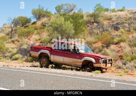 Voiture abandonnée sur le bord de la route à côté de Lasseter Highway 4. Territoire du Nord Banque D'Images