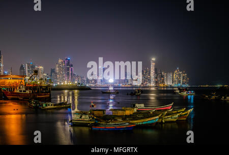 La ville de Panama, Panama - mars 2018 : Skyline et pêcheur, des bateaux dans la nuit. La ville illuminée de la ville de Panama, quartier des affaires de la municipalité de fisher voile har Banque D'Images