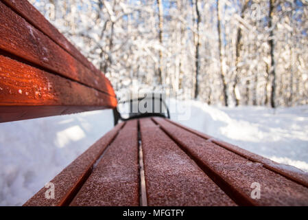 Des bancs en bois vide dans le parc d'hiver perspective shot. Banque D'Images