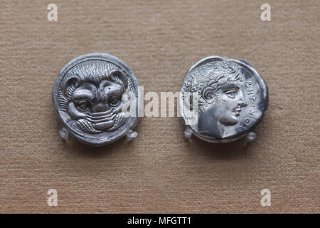 Lion et Apollo représentée dans la pièce d'argent de la Grèce antique (tetradrachm) en date du 5ème ou 4ème siècle avant J.-C. trouvée à Reggio en exposition dans le Musée Archéologique National (Museo Archeologico Nazionale di Napoli) à Naples, Campanie, Italie. Banque D'Images