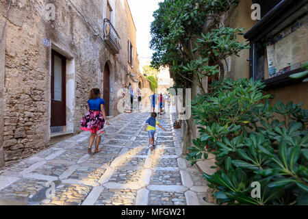 Ruelle de la vieille ville, province de Trapani, Erice, Sicile, Italie, Europe Banque D'Images