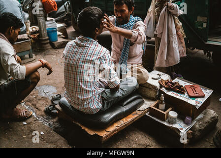 L'homme indien obtenir une coupe sur la rue sur une longue journée à Delhi, Inde Banque D'Images