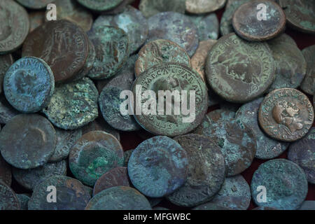 Règne de l'empereur Galba (68-69 AD) décrite dans la pièce de bronze romain le trésor de 1385 pièces ont été trouvées dans le thermopolium de Vetutius Placidus à Pompéi en Mai 1939 sur l'affichage dans le Musée Archéologique National (Museo Archeologico Nazionale di Napoli) à Naples, Campanie, Italie. Banque D'Images