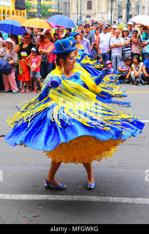 Les femmes locales au cours de danse Fête de la Vierge de la Candelaria à Lima, Pérou, Amérique du Sud Banque D'Images