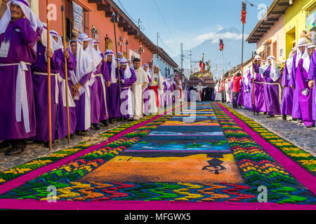 Procession du Vendredi Saint à l'approche d'un tapis de sciure pendant la Semaine Sainte 2017 à Antigua, Guatemala, Amérique Centrale Banque D'Images