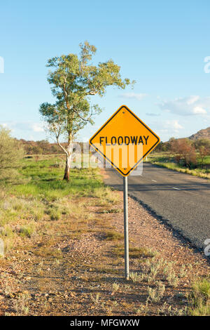 Fllodway signe de la State Highway 6. À l'ouest d'Alice Springs Banque D'Images