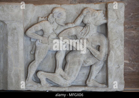 Héraclès tue Alcyoneus. Grès archaïques de l'Heraion metope (Premier Temple d'Héra) à Foce del Sele, datant du milieu du 6e siècle avant J.-C. sur l'affichage dans le musée archéologique de Paestum (Museo Archeologico di Paestum) à Paestum, en Campanie, Italie. Banque D'Images