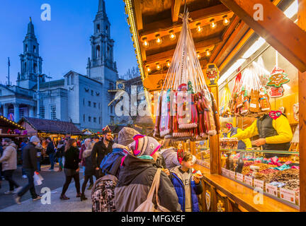 Avis des visiteurs et les étals de marché de Noël au Marché de Noël, la Place du Millénaire, de Leeds, Yorkshire, Angleterre, Royaume-Uni, Europe Banque D'Images